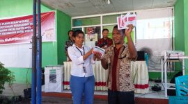 PPK Alok Timur mengecek fisik surat suara tidak sah saat pleno penghitungan suara, Selasa (20/2)