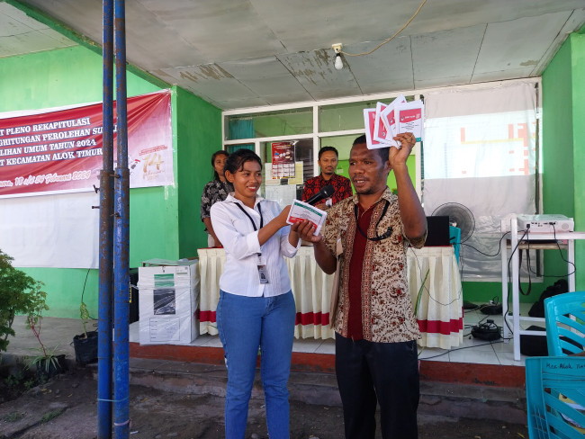 PPK Alok Timur mengecek fisik surat suara tidak sah saat pleno penghitungan suara, Selasa (20/2)