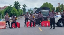 Polres Sikka menutup jalur jalan Ahmad Yani, persis di pertigaan SDN Contoh Maumere, Kamis (22/2)