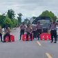 Polres Sikka menutup jalur jalan Ahmad Yani, persis di pertigaan SDN Contoh Maumere, Kamis (22/2)