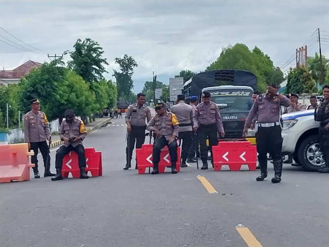Polres Sikka menutup jalur jalan Ahmad Yani, persis di pertigaan SDN Contoh Maumere, Kamis (22/2)