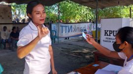 Seorang warga usai memberikan hak suara pada PSU di TPS Kota Uneng 06, Sabtu (24/2) 