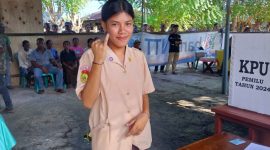 Seorang pelajar ikut memberikan hak suara saat PSU di TPS Kota Uneng 06