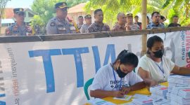 Ketua KPU Sikka dan Kapolres Sikka sedang berada di lokasi PSU di TPS Kota Uneng 06, Sabtu (24/2)