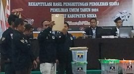 PPK Tanawawo memperlihatkan dokumen yang masih tersegel saat rekapitulasi tingkat kabupaten, Kamis (29/2)