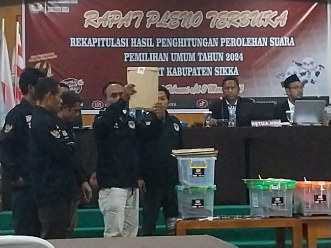 PPK Tanawawo memperlihatkan dokumen yang masih tersegel saat rekapitulasi tingkat kabupaten, Kamis (29/2)