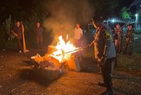 Kapolres Sikka AKBP Hardi Dinata memusnahkan surat suara yang tidak terpakai, Selasa (13/2) malam