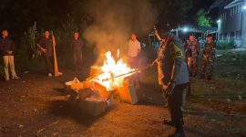 Kapolres Sikka AKBP Hardi Dinata memusnahkan surat suara yang tidak terpakai, Selasa (13/2) malam