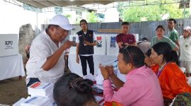 Caleg Partai Hanura terlibat adu mulut dengan Ketua KPPS TPS Kota Uneng 01, Rabu (14/2)