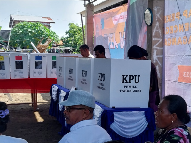 Suasana pemungutan suara pada salah satu TPS di Maumere, Rabu (14/2) lalu