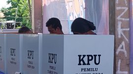 Suasana pemungutan suara pada salah satu TPS di Maumere Kabupaten Sikka