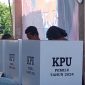 Suasana pemungutan suara pada salah satu TPS di Maumere Kabupaten Sikka