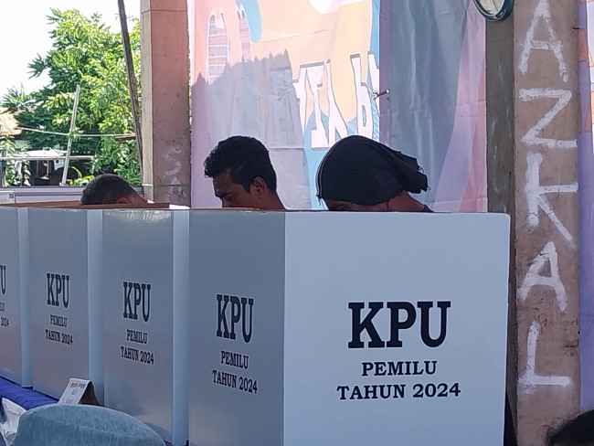 Suasana pemungutan suara pada salah satu TPS di Maumere Kabupaten Sikka