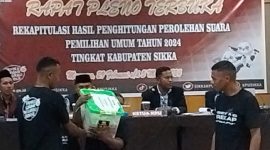 PPK di Kabupaten Sikka memperlihatkan dokumen tersegel saat pleno rekapitulasi penghitungan perolehan suara tingkat kabupaten, Sabtu (2/3)
