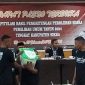PPK di Kabupaten Sikka memperlihatkan dokumen tersegel saat pleno rekapitulasi penghitungan perolehan suara tingkat kabupaten, Sabtu (2/3)