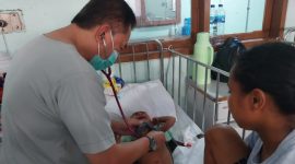 Dokter Mario Nara sedang memeriksa lesehatan pasien anak yang terserang DBD, Senin (18/3)