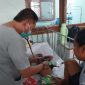 Dokter Mario Nara sedang memeriksa lesehatan pasien anak yang terserang DBD, Senin (18/3)