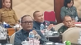 Ketua Fraksi PAN Philipus Fransiskus mencecar sikap politik Wakil Ketua DPRD Sikka Yosep Karmianto Eri terkait pengadaan Pin Emas, Selasa (19/3)