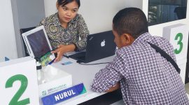 Petugas BPJS Kesehatan Maumere sedang melayani peserta JKN, Rabu (20/3)