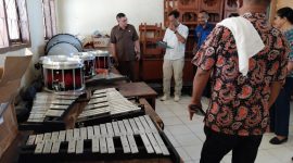 Anggota DPRD Sikka mengamati kelengkapan Marching Band SMPN Pigang, Kamis (21/3)
