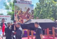 Jalan salib tematis di Paroki Santo Thomas Morus Maumere  mengenang kisah sengsara Yesus Kristus, Jumat (29/3)