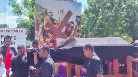Jalan salib tematis di Paroki Santo Thomas Morus Maumere  mengenang kisah sengsara Yesus Kristus, Jumat (29/3)