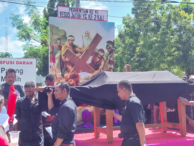 Jalan salib tematis di Paroki Santo Thomas Morus Maumere  mengenang kisah sengsara Yesus Kristus, Jumat (29/3)