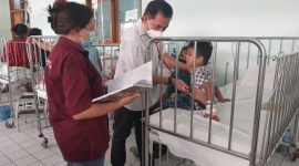 Dokter Mario Nara sedang memeriksa pasien anak di Ruang Melati, Sabtu (30/3)