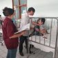Dokter Mario Nara sedang memeriksa pasien anak di Ruang Melati, Sabtu (30/3)