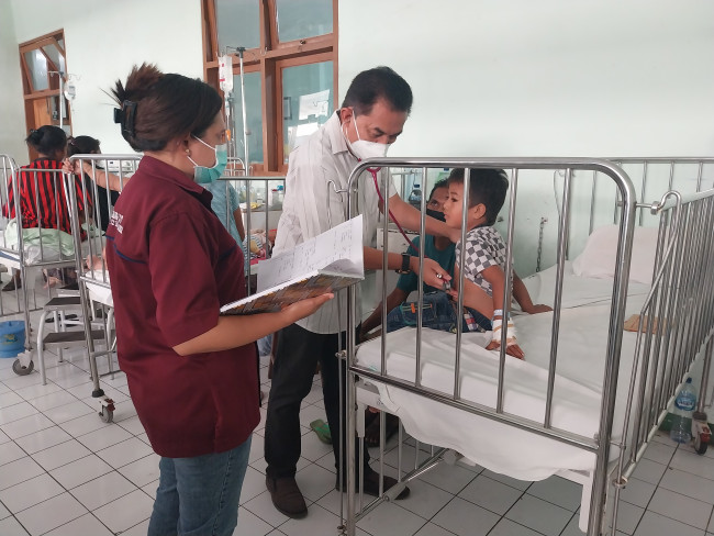 Dokter Mario Nara sedang memeriksa pasien anak di Ruang Melati, Sabtu (30/3)
