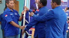 Ketua Partai Demokrat NTT Leonardus Lelo menyerahkan bendera partai kepada perwakilan kader di Kabupatsn Sikka