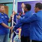 Ketua Partai Demokrat NTT Leonardus Lelo menyerahkan bendera partai kepada perwakilan kader di Kabupatsn Sikka