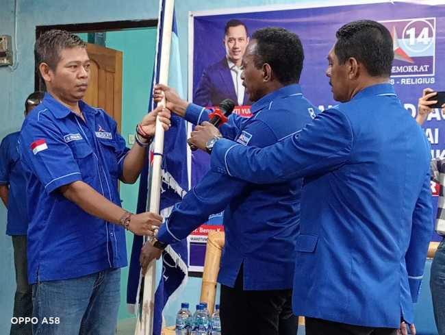 Ketua Partai Demokrat NTT Leonardus Lelo menyerahkan bendera partai kepada perwakilan kader di Kabupatsn Sikka