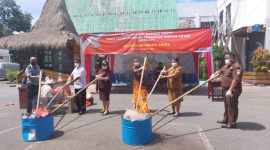 Pemusnahan barang bukti tindak pidana umum di halaman Kantor Kejari Sikka, Selasa (5/3)