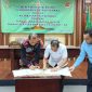 Kejari Sikka Fatoni Hatam dan Penjabat Bupati Sikka Adrianus Firminus Parera tanda tangan kesepakatan bersama enanganan permasalahan hukum perdata dan TUN, Kamis (14/3)