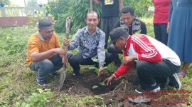 Air tanah, membuat yang terlihat menjadi terlihat, momen penanaman pohon secara Simbolis oleh Penjabat Bupati Sikka di halaman Paroki Magepanda dalam rangka memperingati Hari Air Tahun 2024, Kamis (21/3)