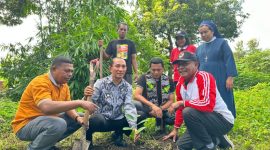 Penjabat Bupati Sikka Adrianus Firminus Parera terlibat aksi penghijauan dalam rangka memperingati.Hari Air Sedunia di Magepanda, Kamis (21/3)