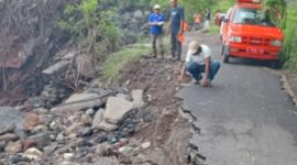 Kerusakan parah ruas jalan di Desa Nenbura Kecamatan Doreng akibat digerus air hujan