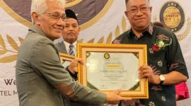 Ketua Yayasan Mardi Wiyata Pusat Frater M Polikarpus, BHK mewakili SMPK Frater Maumere menerima penghargaan The Most Favorite School In Education Quality Excellent Of The Year dari Lembaga Indonesia Achievement Center, di Mercure Hotel Grand Mirana Surabaya, Kamis (27/)