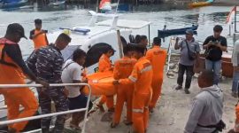Evakuasi korban ke RIB Basarnas Maumere untuk dibawa pemeriksaan medis di RSUD TC Hillers, Minggu (17/3)