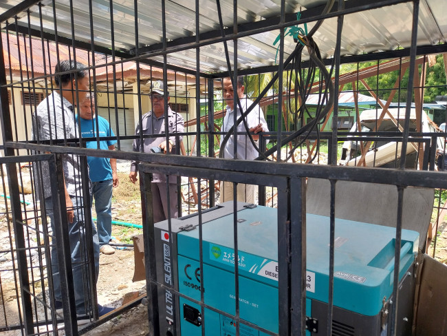 Anggota DPRD Sikka monitoring genzet di Labkesda Sikka, Kamis (21/3)