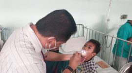 Dokter Mario Nara sedang memeriksa perkembangan kesehatan pasien DBD, Sabtu (30/3) 