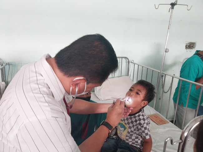 Dokter Mario Nara sedang memeriksa perkembangan kesehatan pasien DBD, Sabtu (30/3) 