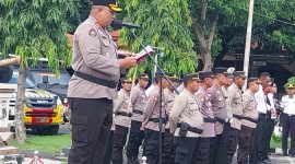 Kapolres Sikka AKBP Hardi Dinata memimpin Apel Gelar Pasukan Operasi Ketupat, Rabu (3/4)