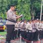 Kapolres Sikka AKBP Hardi Dinata memimpin Apel Gelar Pasukan Operasi Ketupat, Rabu (3/4)
