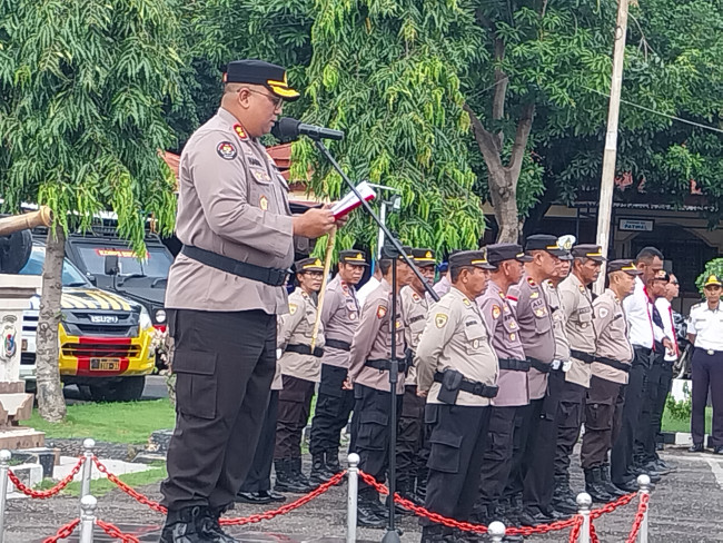 Kapolres Sikka AKBP Hardi Dinata memimpin Apel Gelar Pasukan Operasi Ketupat, Rabu (3/4)