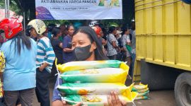 Masyarakat Sikka antusias pada kegiatan Gerakan Pangan Murah di Lapangan Kota Baru, Rabu (3/4)  