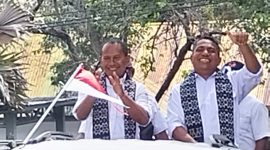 Pasangan Calon Bupati Sikka dan Calon Wakil Bupati Sikka Florianus Mekeng dan Kasianus Nong Kensi menuju lokasi deklarasi, Jumat (19/5)