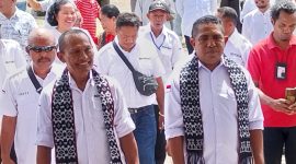 Pasangan Flory-Ken serius memperhatikan nasib petani