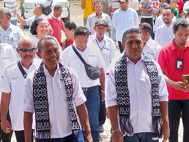 Pasangan Flory-Ken serius memperhatikan nasib petani